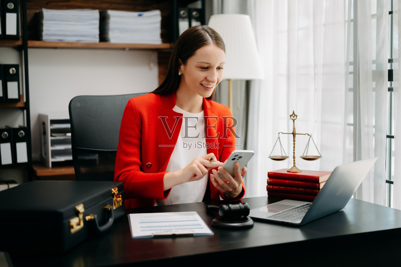 法庭上的女法官与法律概念照片摄影图片