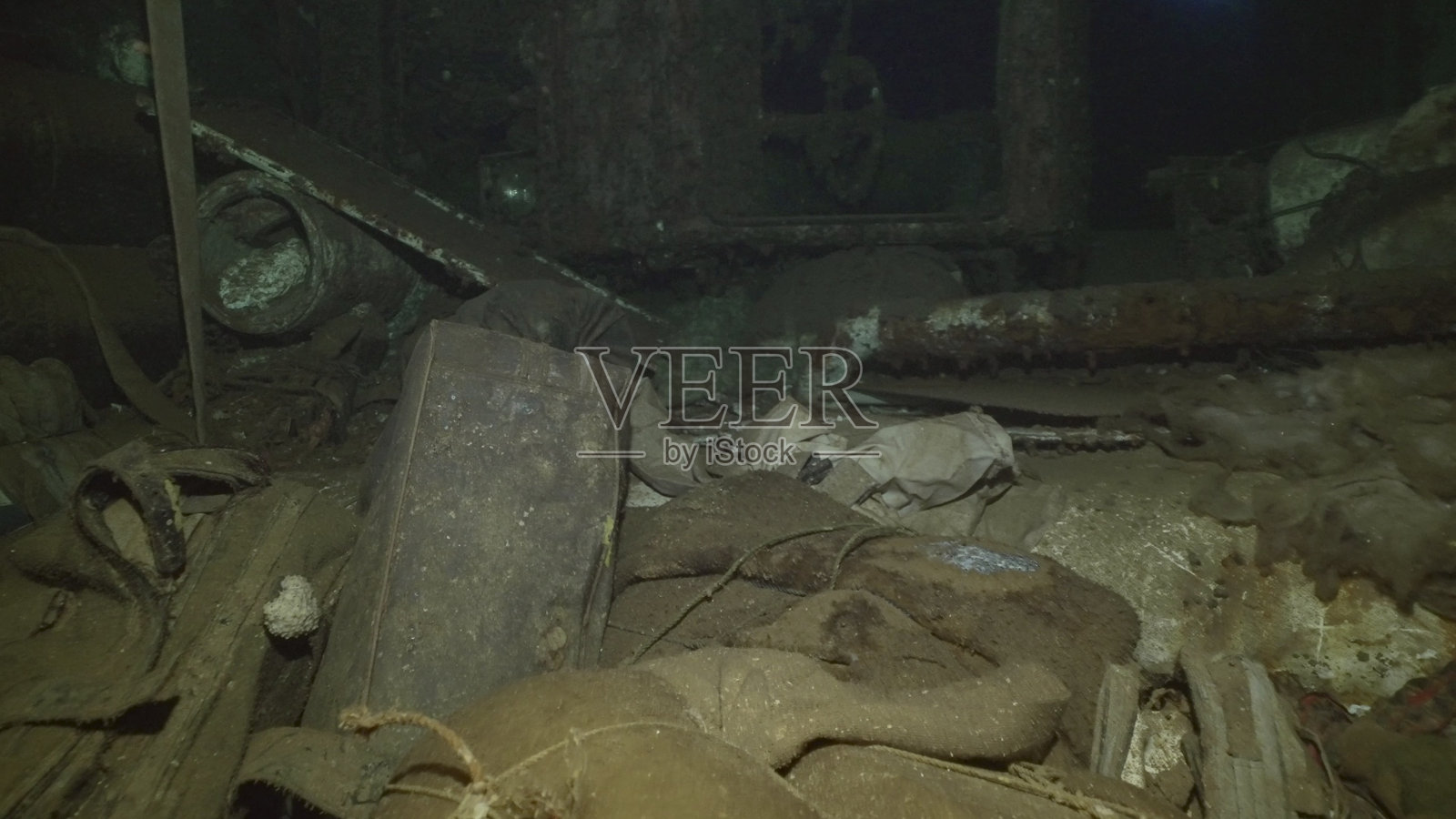 埃及萨法加红海，塞勒姆快速渡轮沉船残骸内的乘客行李和个人物品照片摄影图片