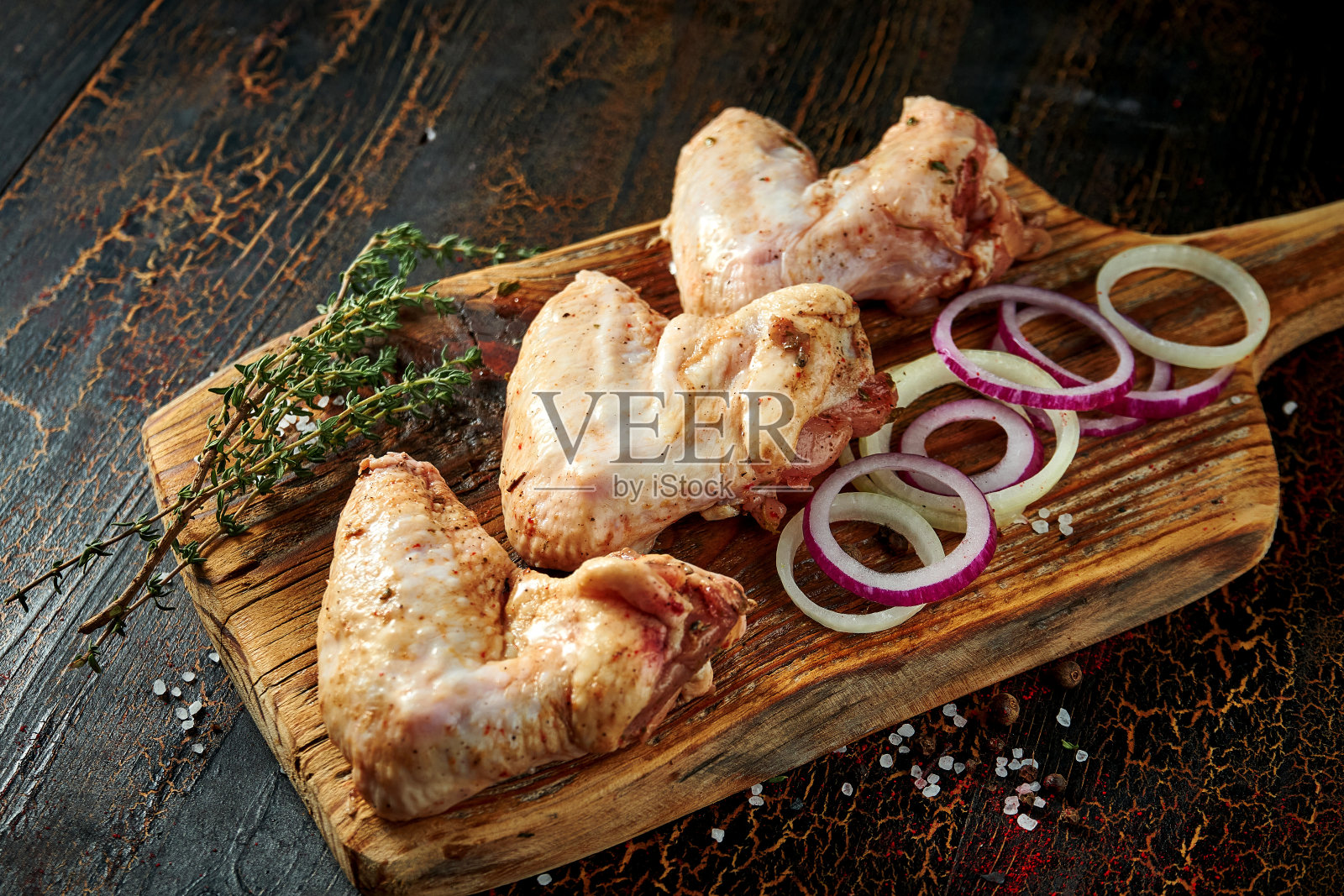 用香料腌制的鸡翅放在盘子上。羊肉串照片摄影图片