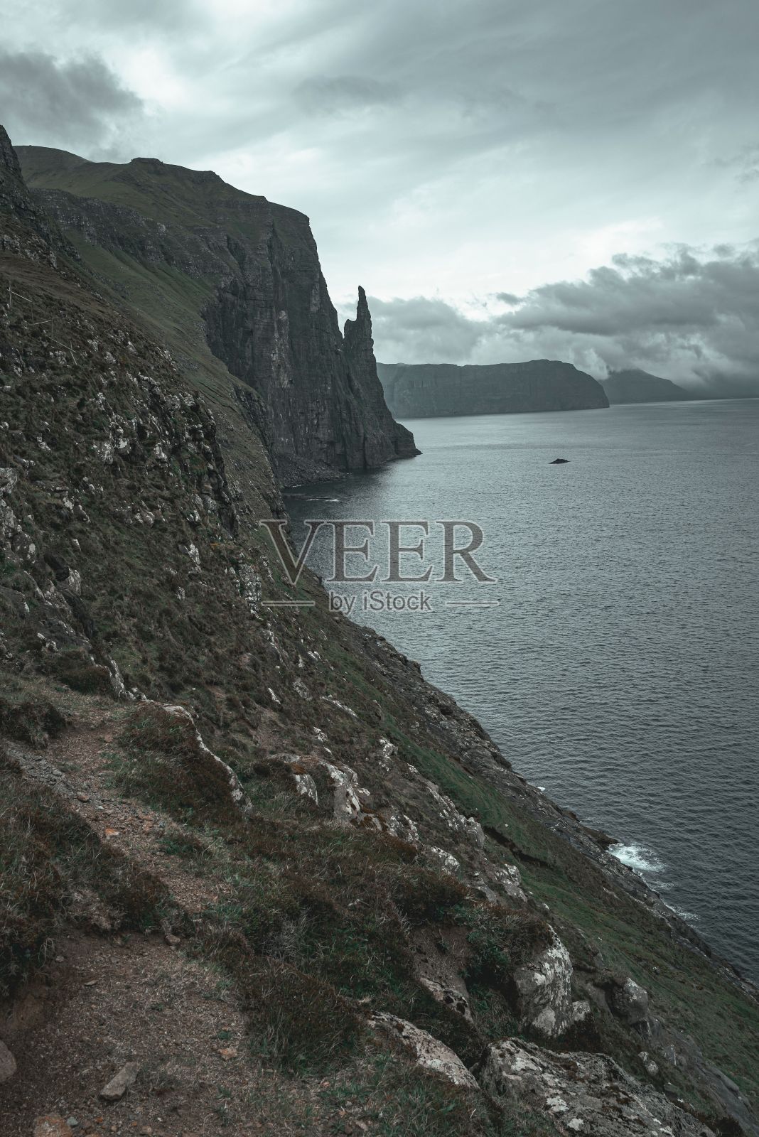 法罗群岛的小村庄Kirkjubour拥有风景如画的历史建筑照片摄影图片