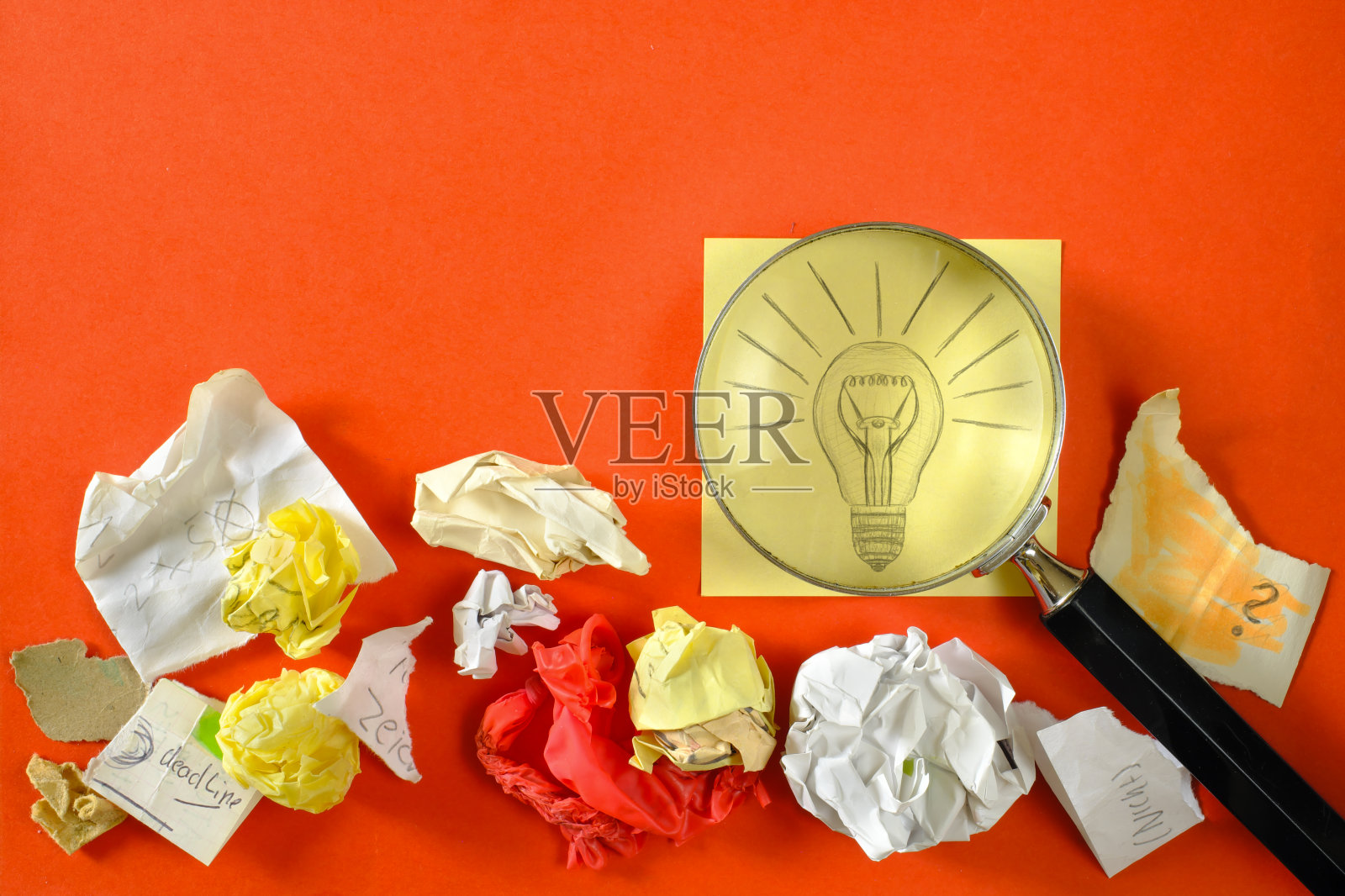 创新，想法，愿景，成功的商业理念，皱巴巴的纸，放大镜和灯泡，象征性的和肉格言照片摄影图片