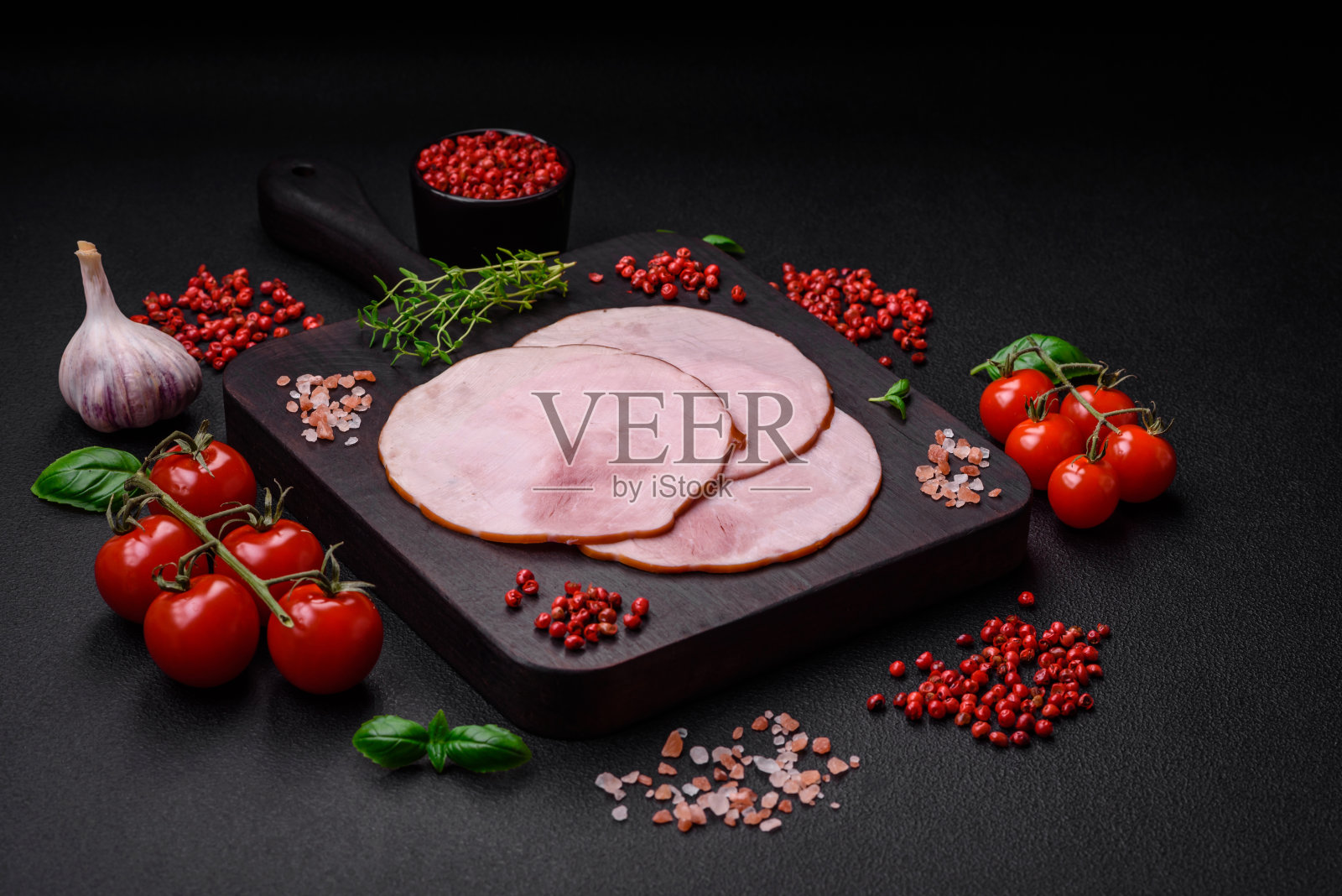 美味的新鲜火腿切成圆片，加入盐、香料和香草照片摄影图片