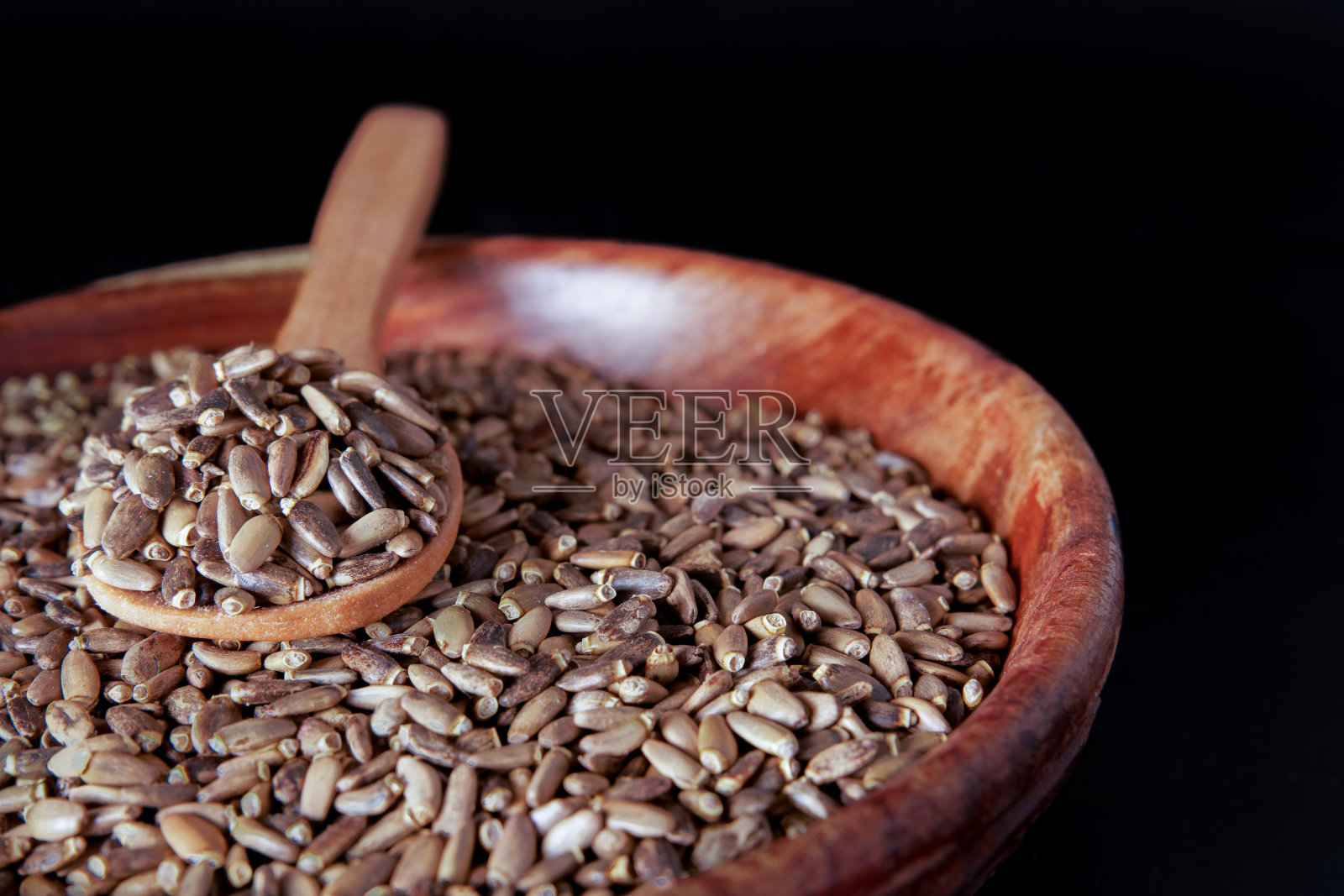 勺子里放着水飞蓟籽照片摄影图片