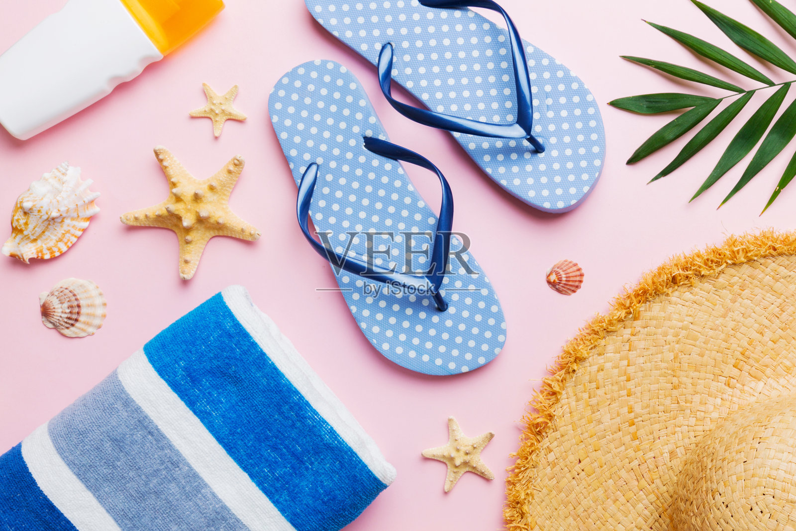 暑假概念平铺。海滩配件和毛巾俯视图。文本空间。旅游的概念照片摄影图片