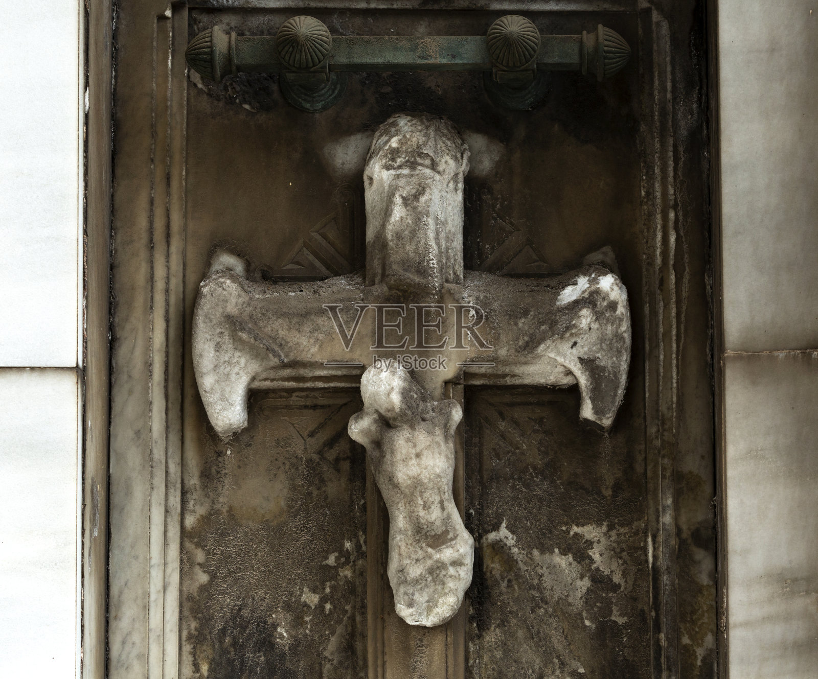 与基督同钉十字架，被时间侵蚀照片摄影图片