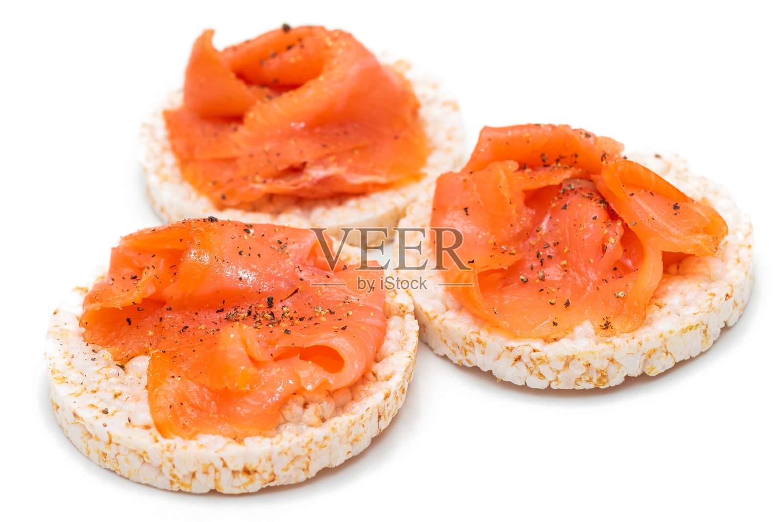 米饭蛋糕三明治与新鲜鲑鱼片隔离在白色照片摄影图片