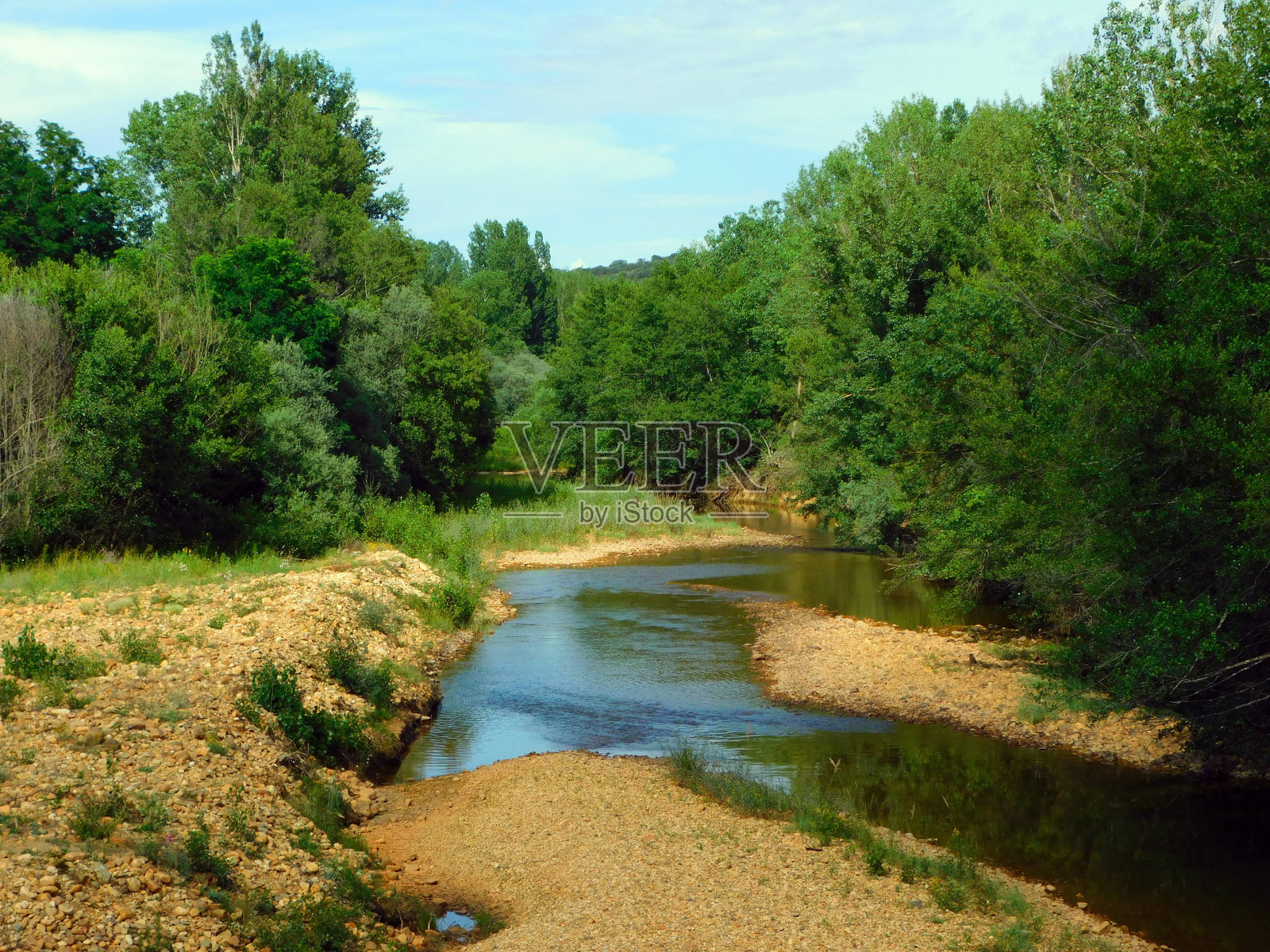 乡村景观中的河流照片摄影图片