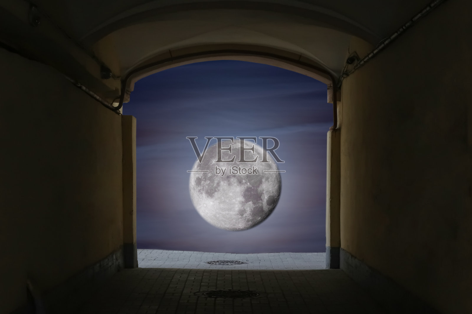 从门口看到的满月照片摄影图片