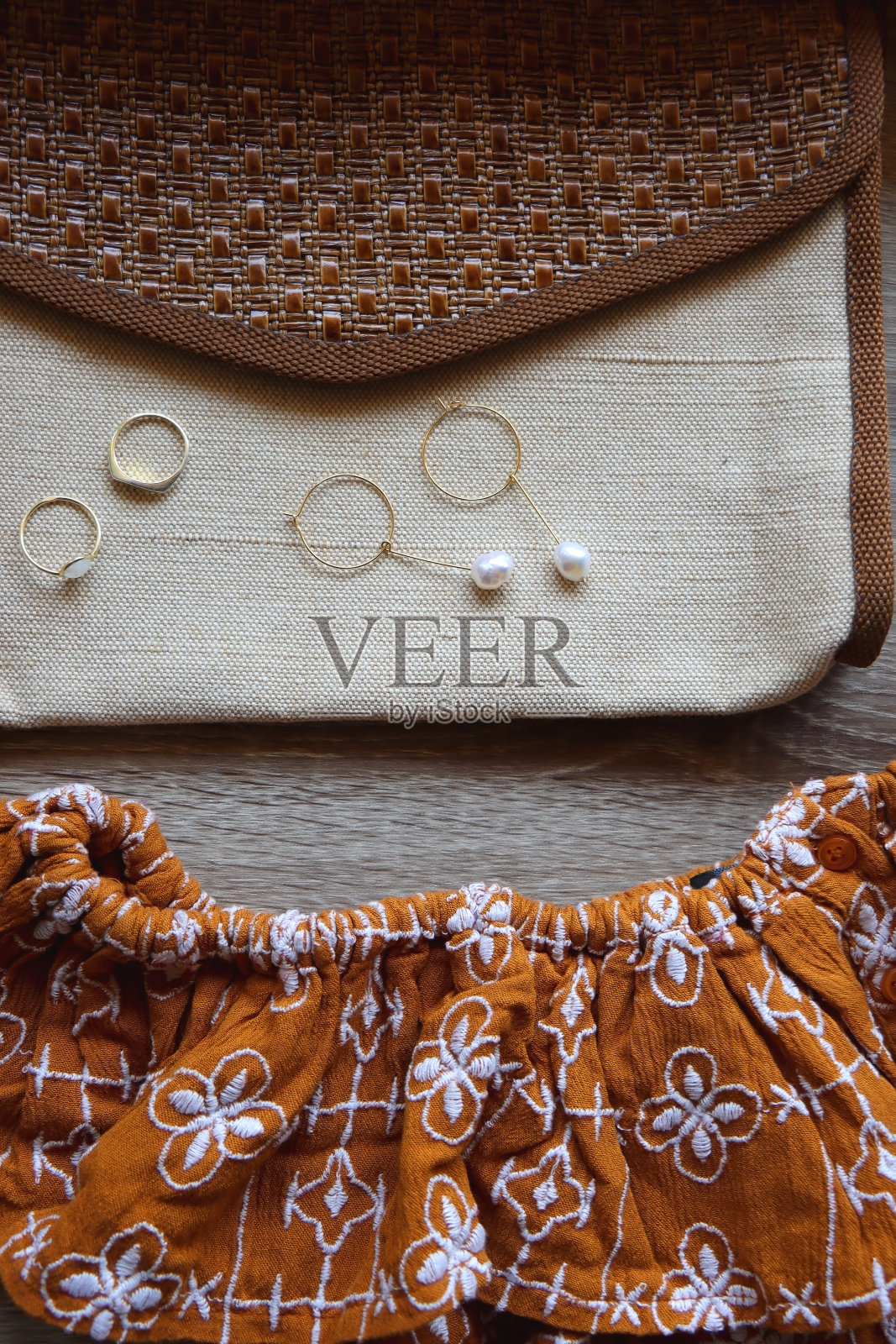 牛仔和褶边套装照片摄影图片