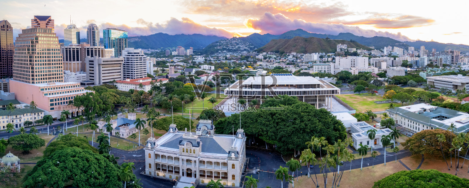 檀香山的全景，包括建筑商业区，伊奥拉尼宫，州议会大厦和潘趣堡纪念公墓照片摄影图片