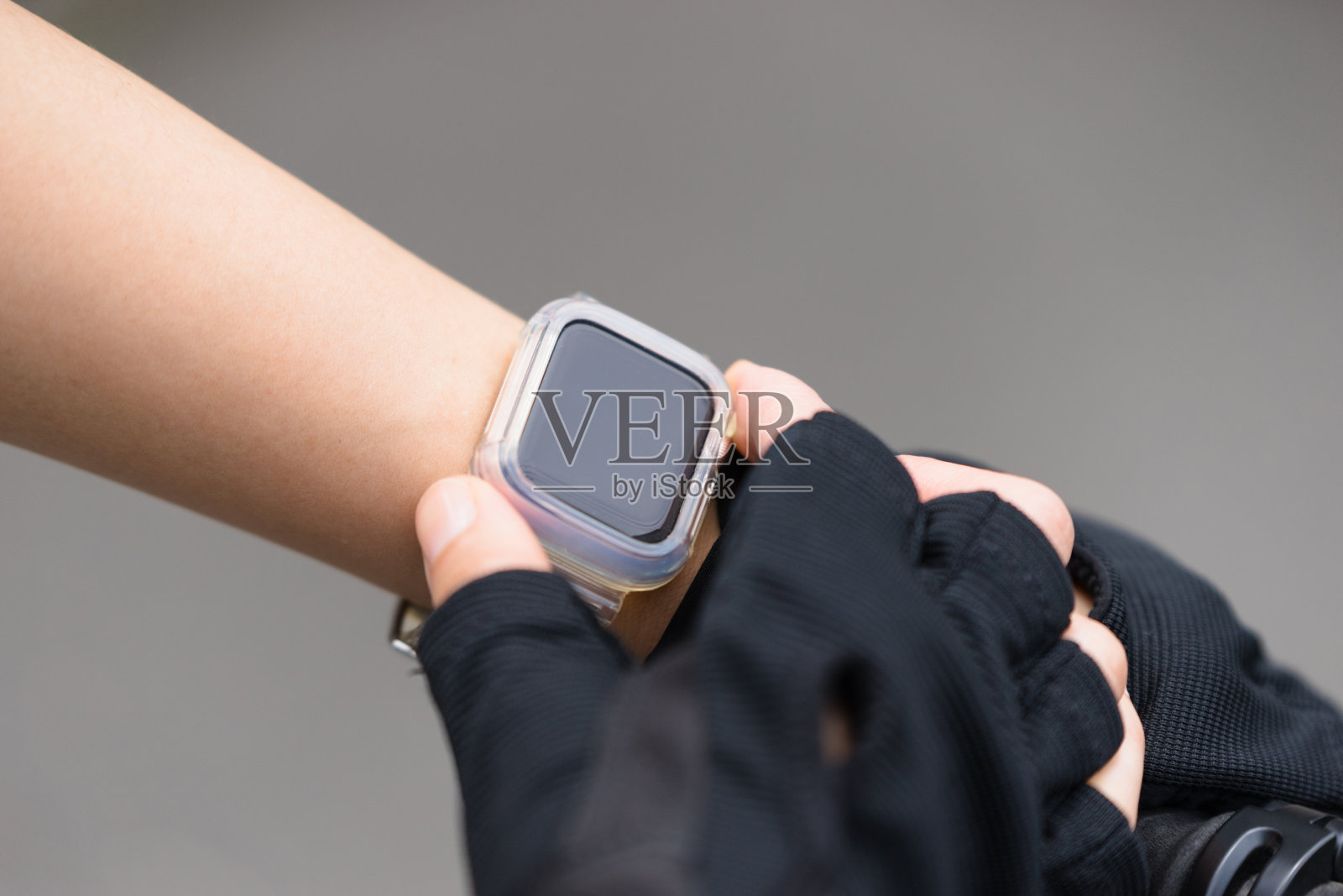 女人和身体部位可以操作手上的智能手表照片摄影图片