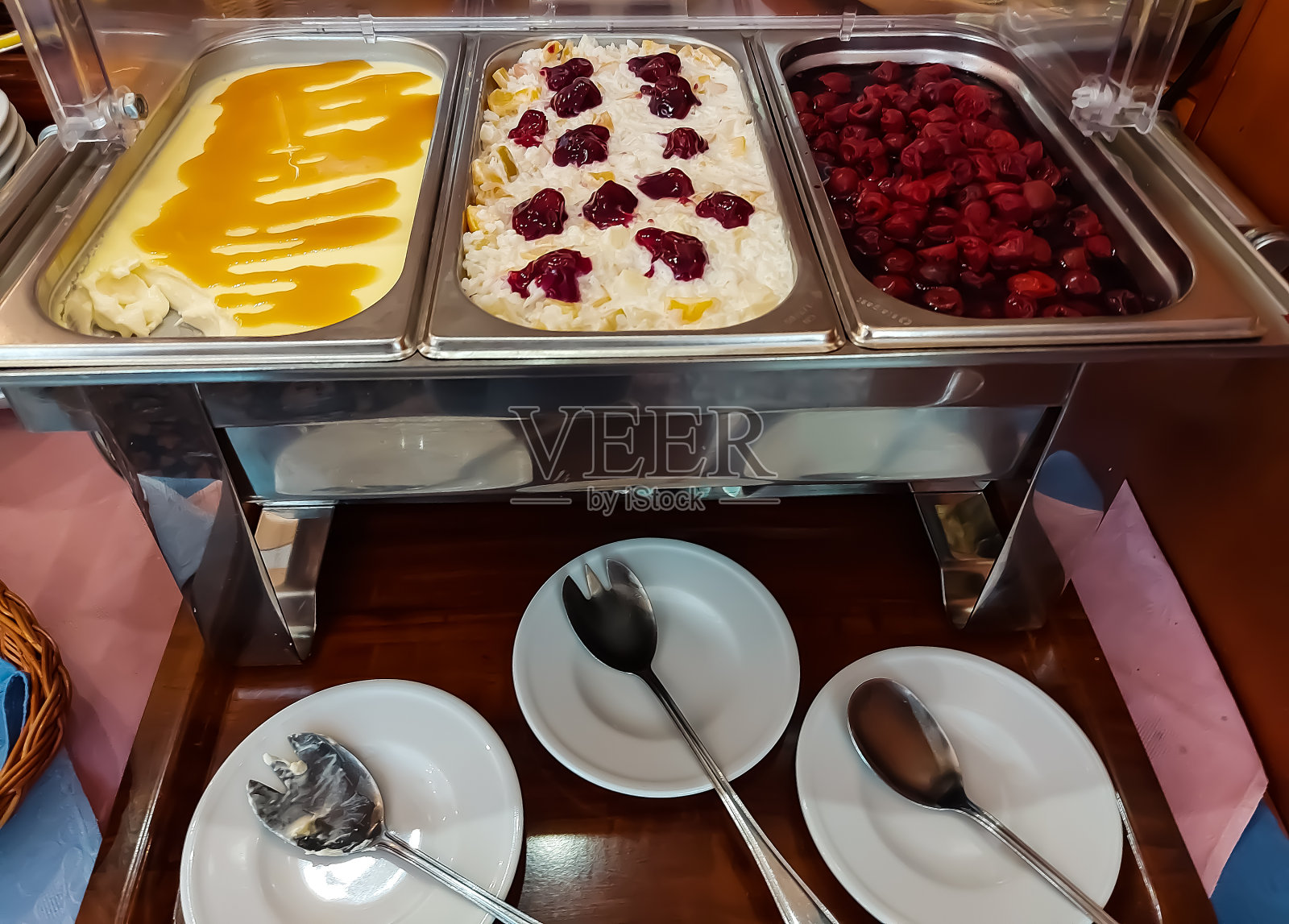 米布丁配水果和布丁，自助餐照片摄影图片