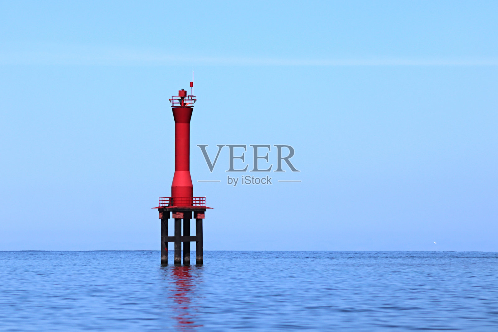 海中央的小灯塔照片摄影图片