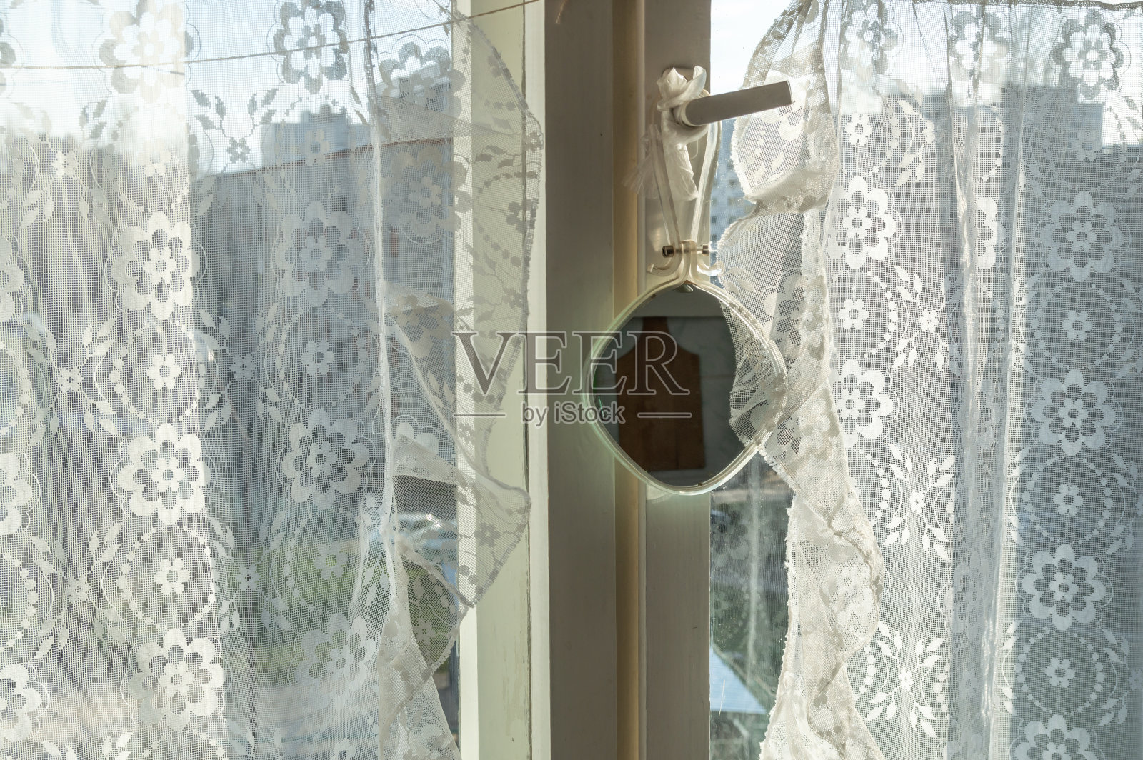 厨房的窗户上挂着薄纱窗帘照片摄影图片