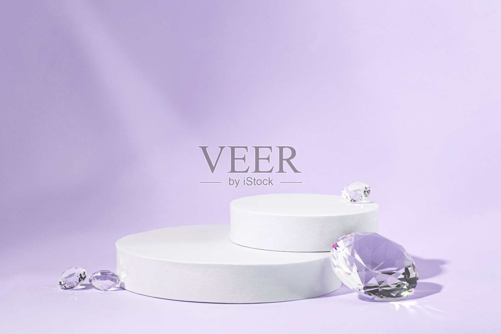 淡紫色背景上镶有钻石的白色领奖台。照片摄影图片