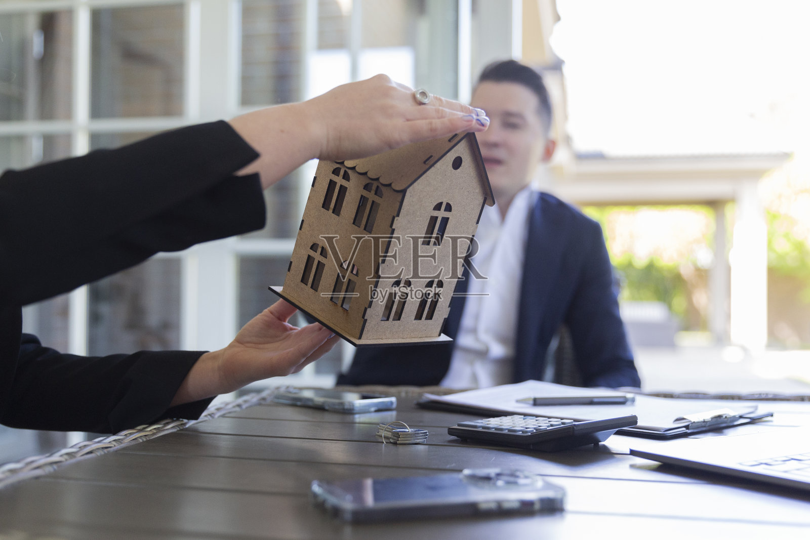 地产代理展示出售房屋的木制模型照片摄影图片