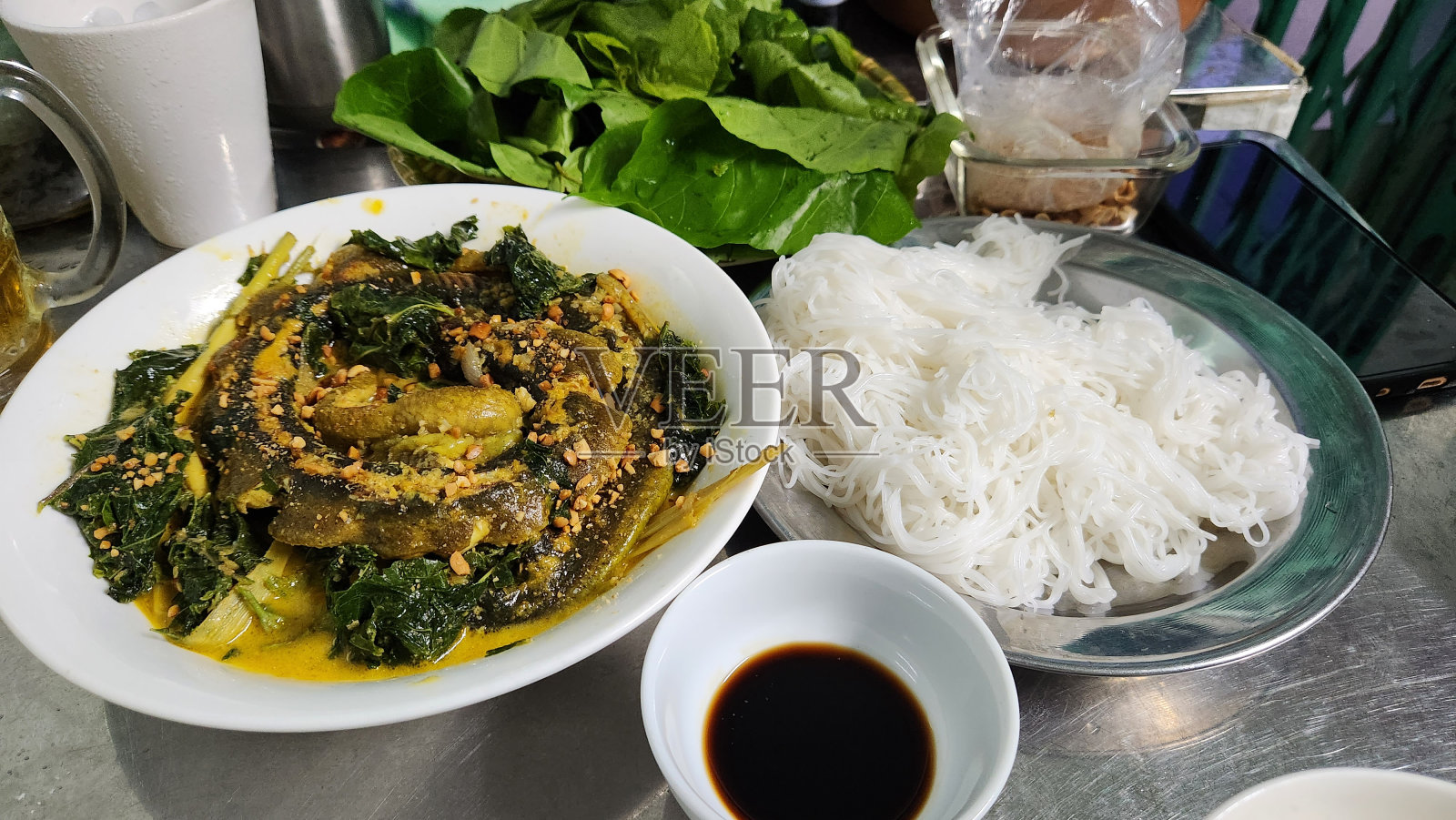 用椰奶、花生、柠檬草、车尾草、金针叶煮鳗鱼。照片摄影图片