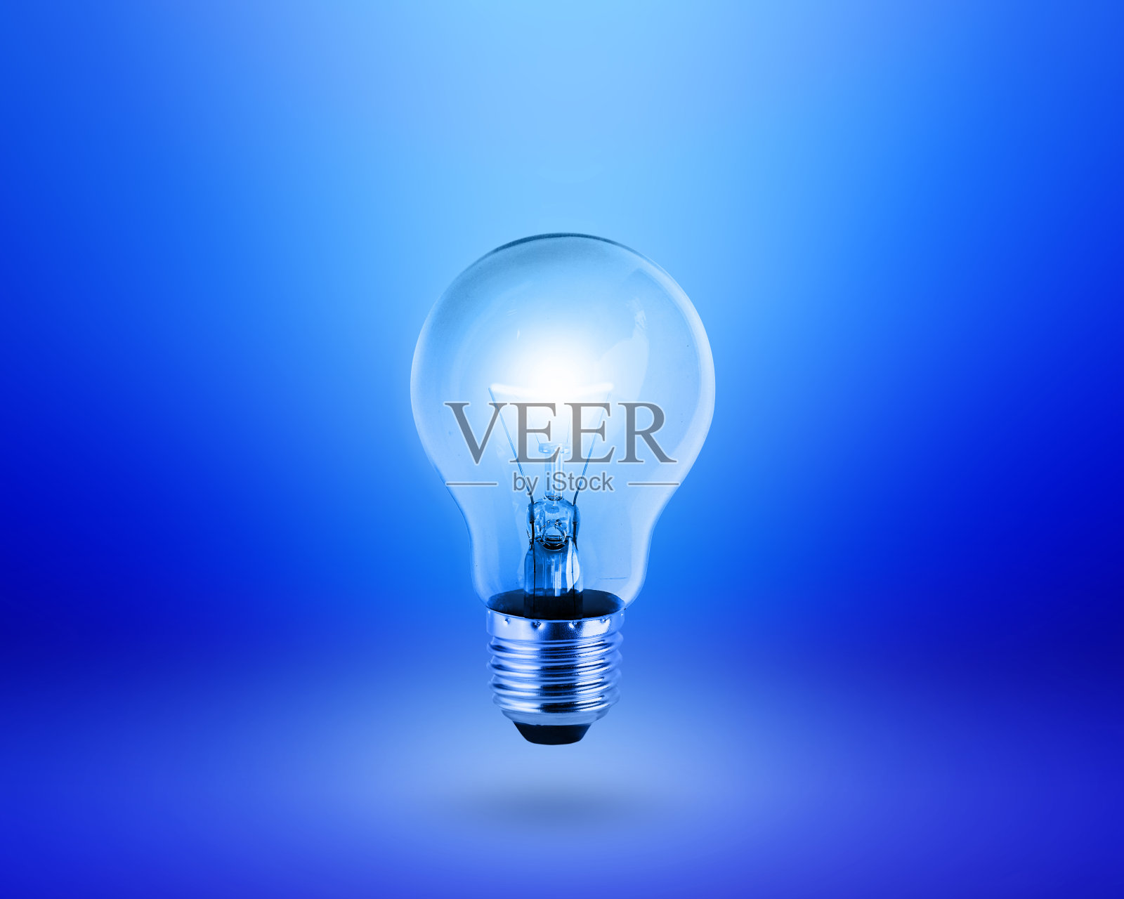灯泡在蓝色背景的想法概念照片摄影图片