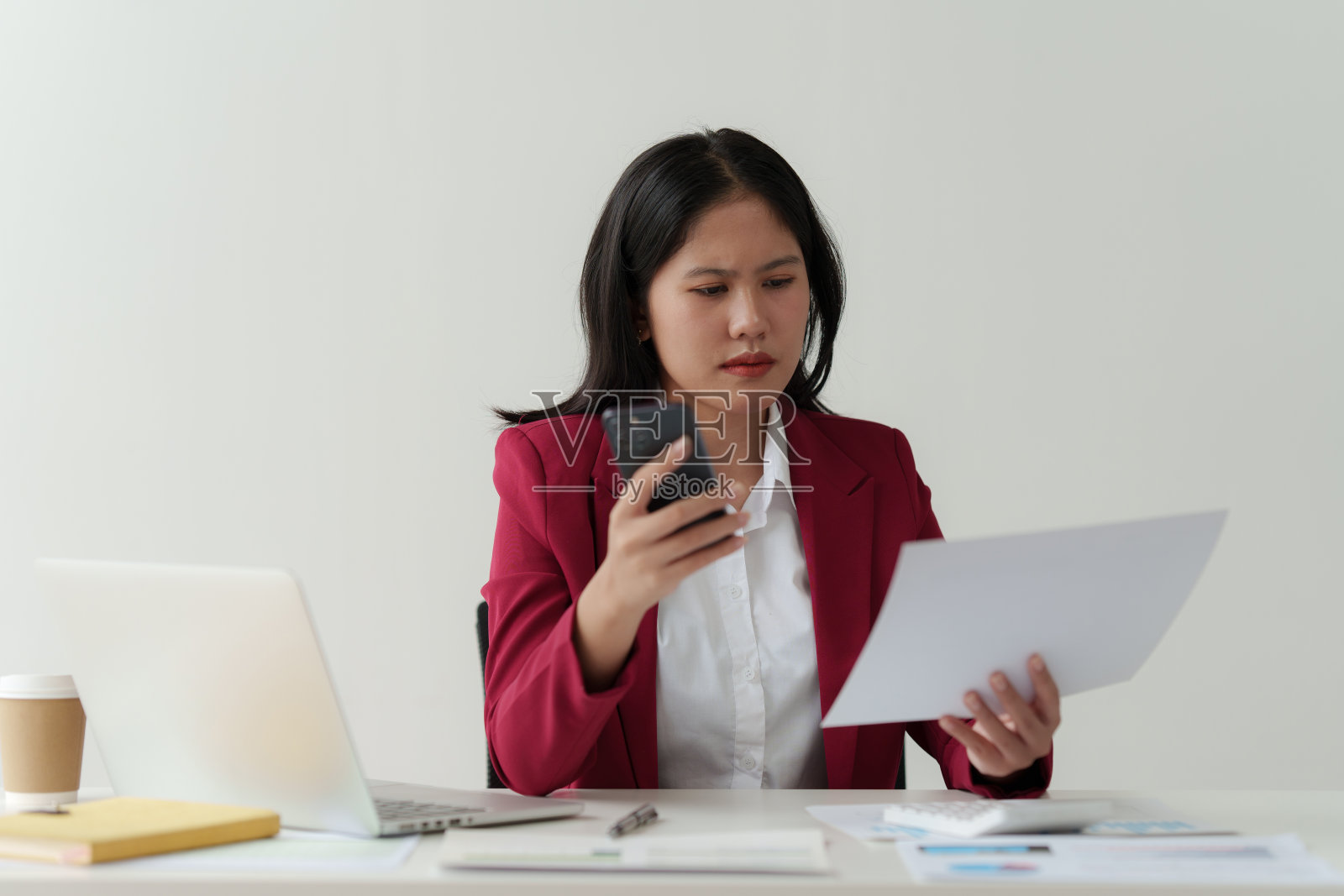 亚洲女性在工作中感到压力，使用笔记本电脑，向金融公司做报告。会计与财务概念照片摄影图片