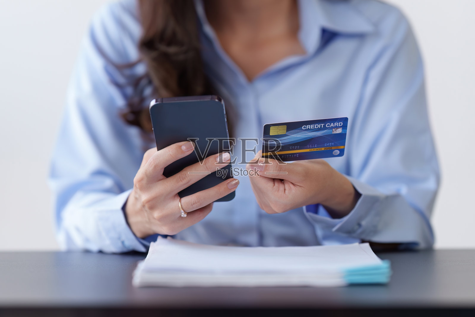 年轻的亚洲女性担心信用卡债务，压力，问题，财务，破产照片摄影图片