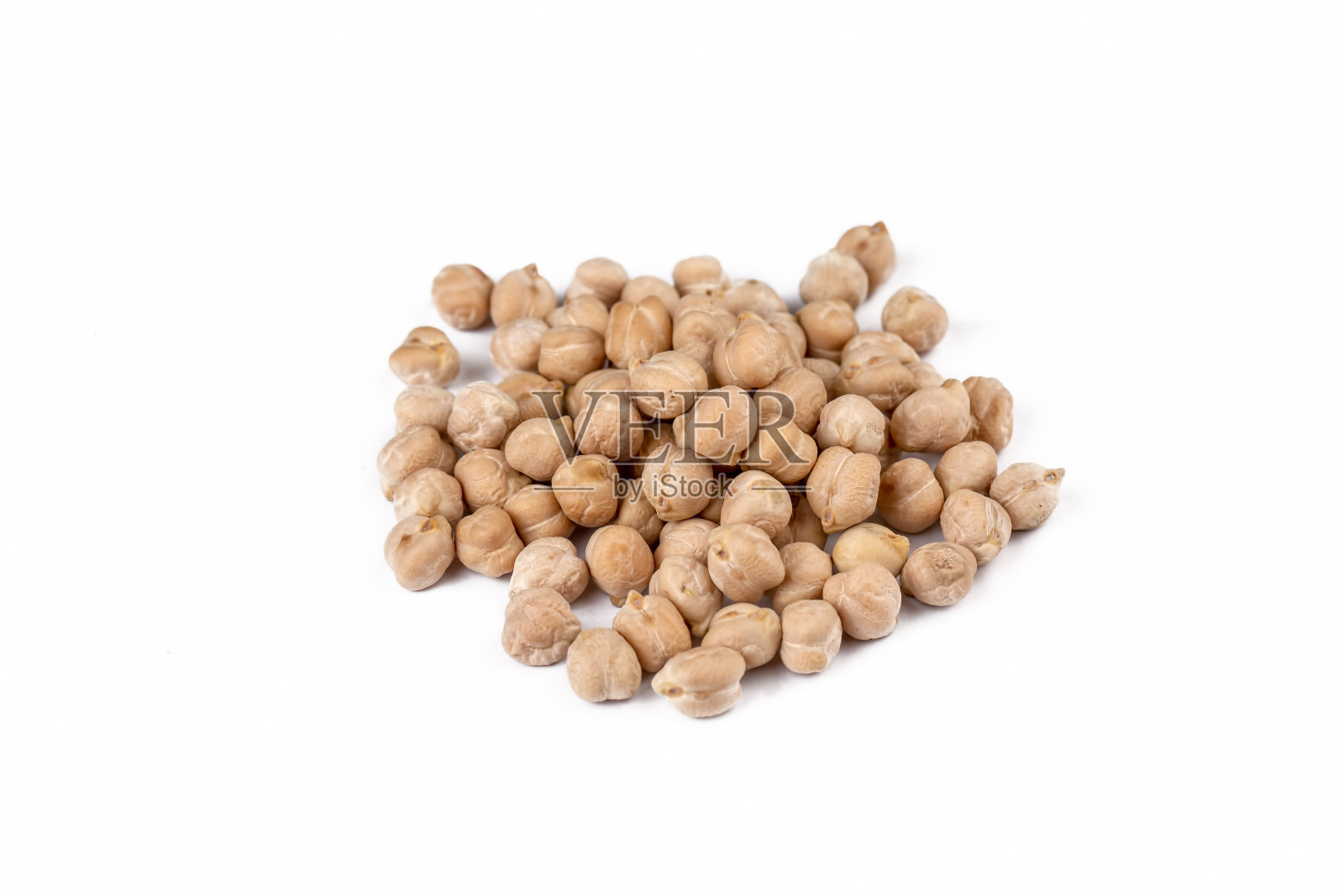 白色背景上的生鹰嘴豆干照片摄影图片