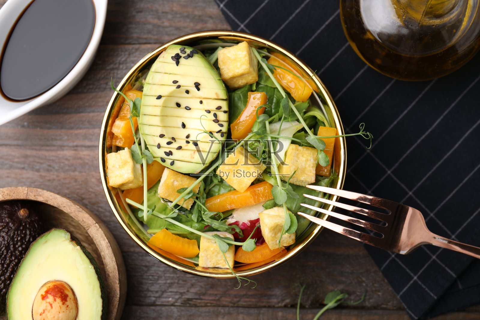 美味的沙拉，豆腐和蔬菜在木桌上桌，平铺照片摄影图片