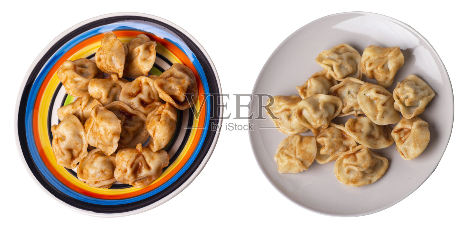 饺子在盘子上孤立的白色背景。饺子在番茄酱上视图照片摄影图片