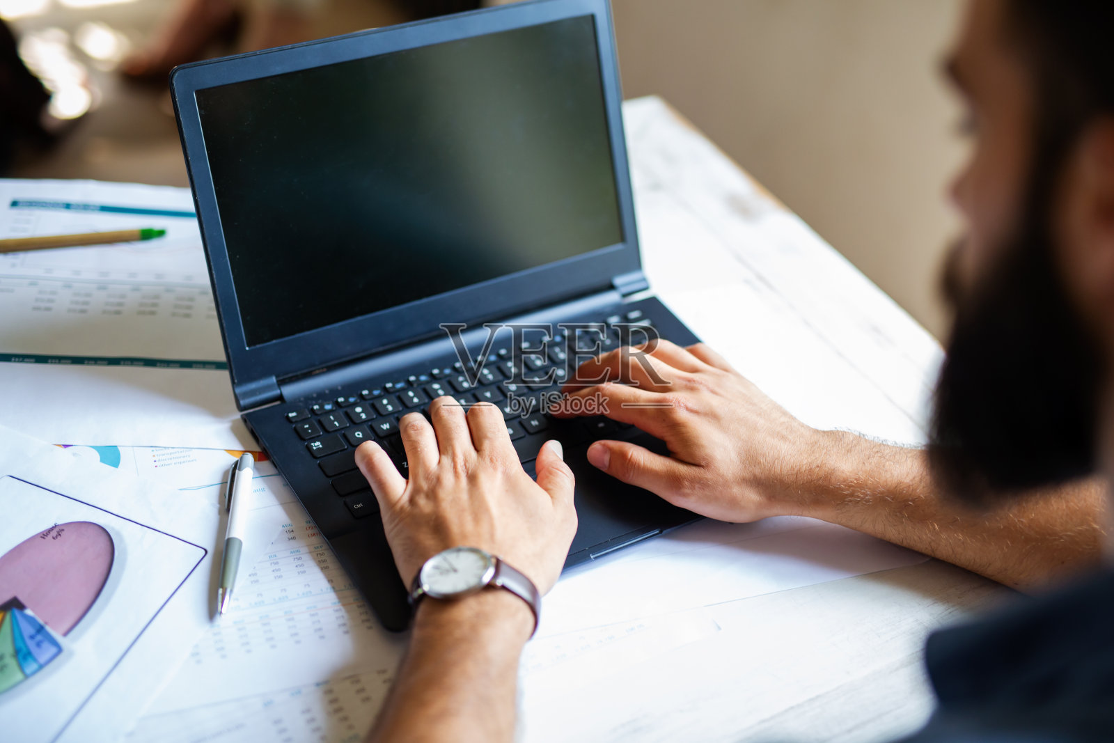 成功的商人在办公室工作，在笔记本上分析商业数据照片摄影图片