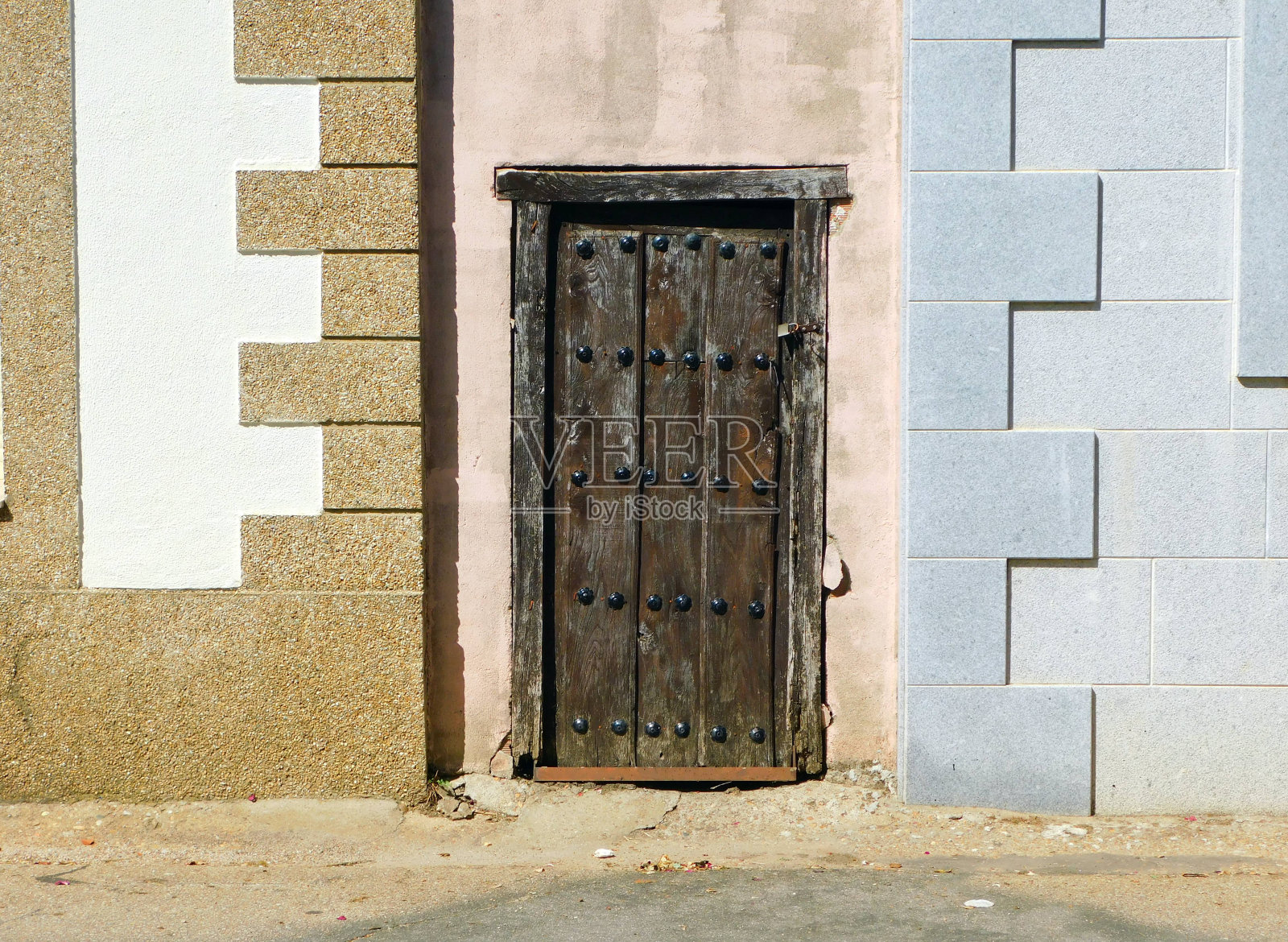 古老的门在乡村风景的阿里斯特照片摄影图片