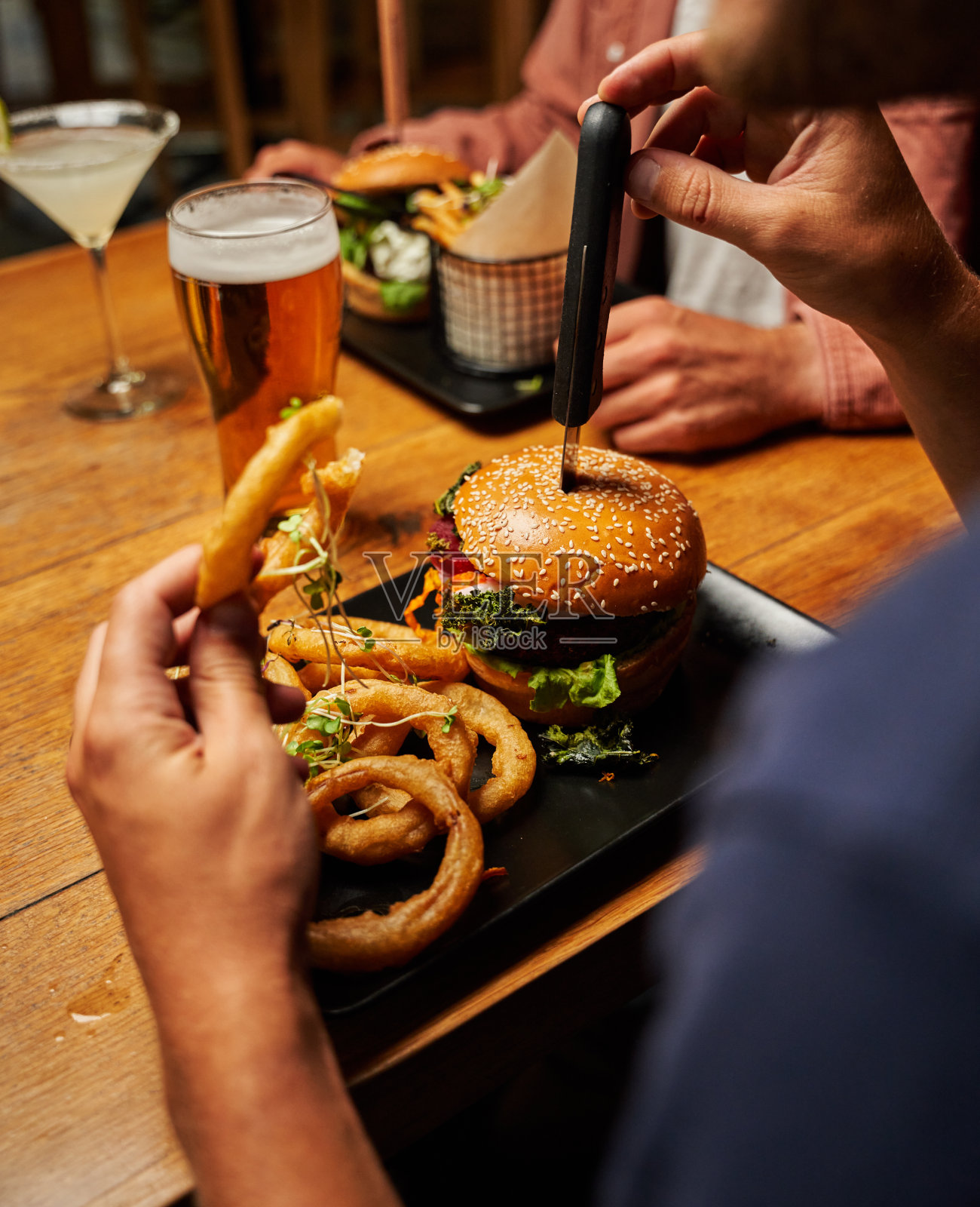 多种族的年轻朋友穿着休闲服在餐厅享受快餐的特写照片摄影图片