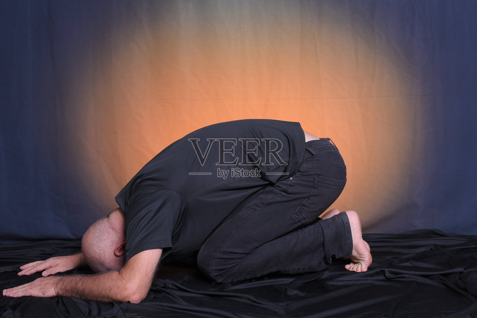 秃顶的成年男子坐在地板上放松、伸展、冥想、练习瑜伽照片摄影图片