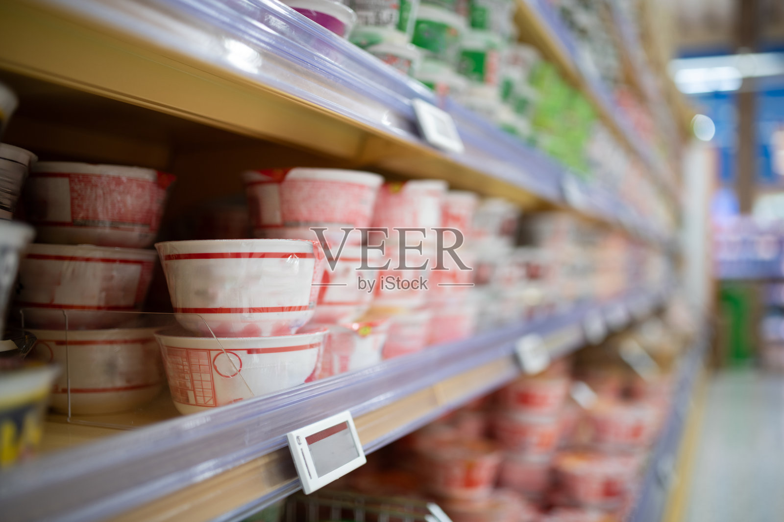 杯子拉面在架子上一字排开照片摄影图片