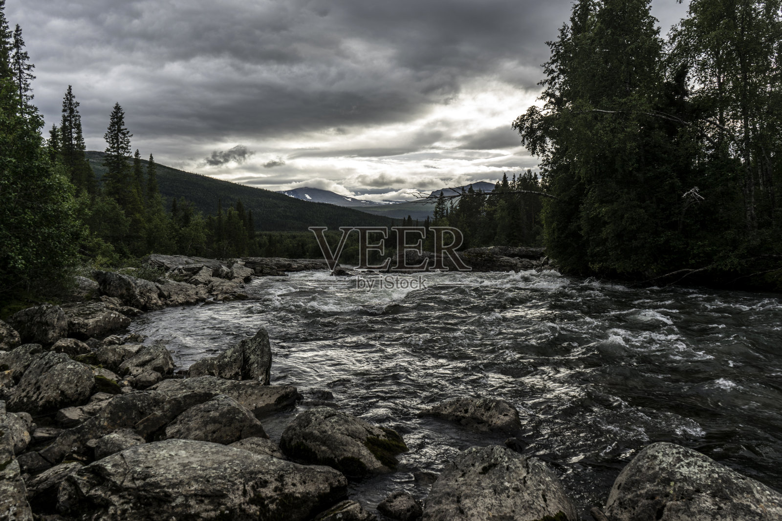 瑞典的Gamájåhkå河照片摄影图片