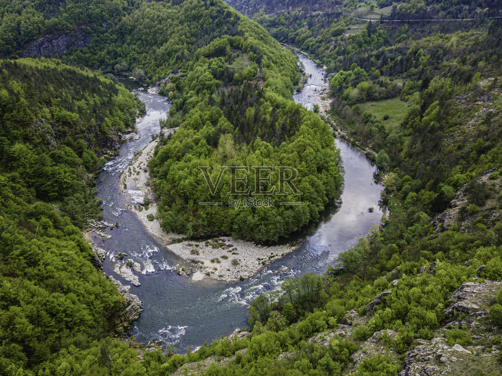 走绿色。河峡谷与绿色的森林。照片摄影图片