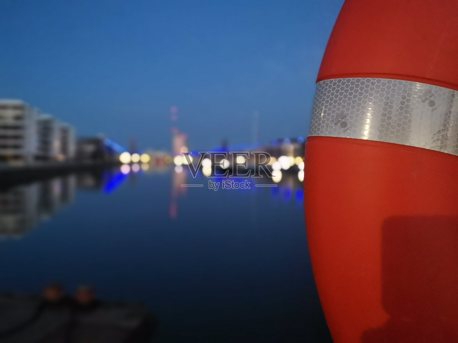 在一个美丽的夏日夜晚，不来梅港新港口的救生圈照片摄影图片