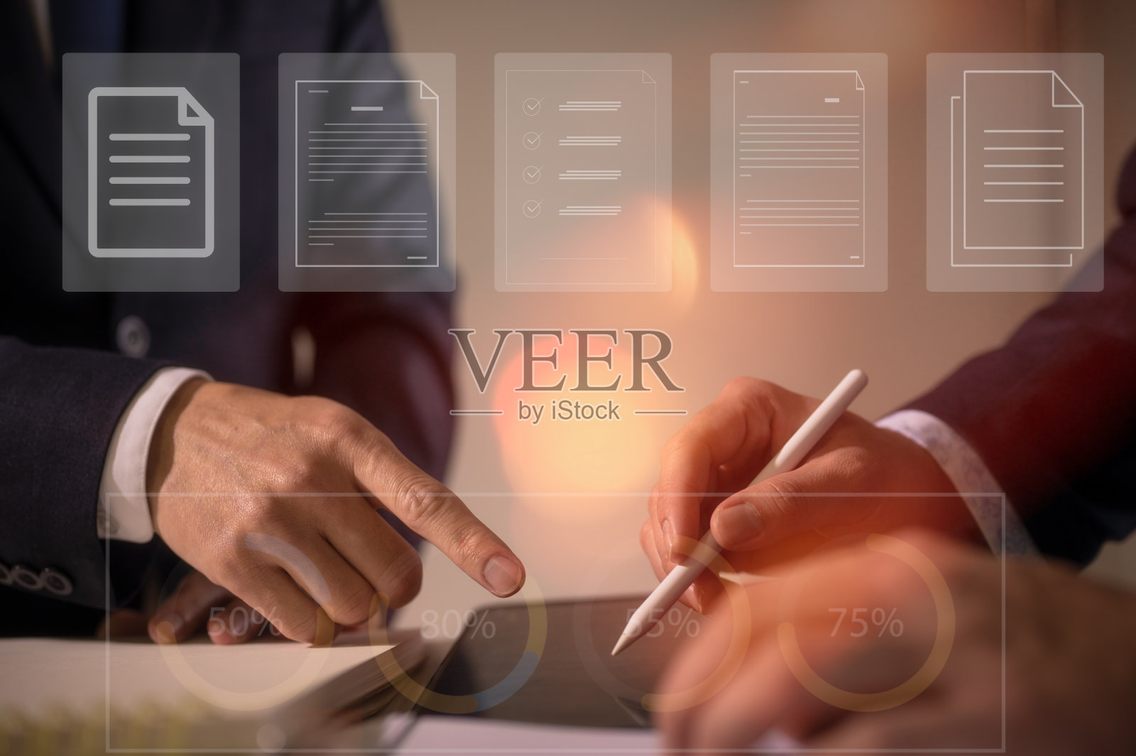 文件数据系统报表人力资源技术概念:商务经理在现代办公中检查白色文件、报表、文件图标、两个商务人员讨论数据报表反馈照片摄影图片