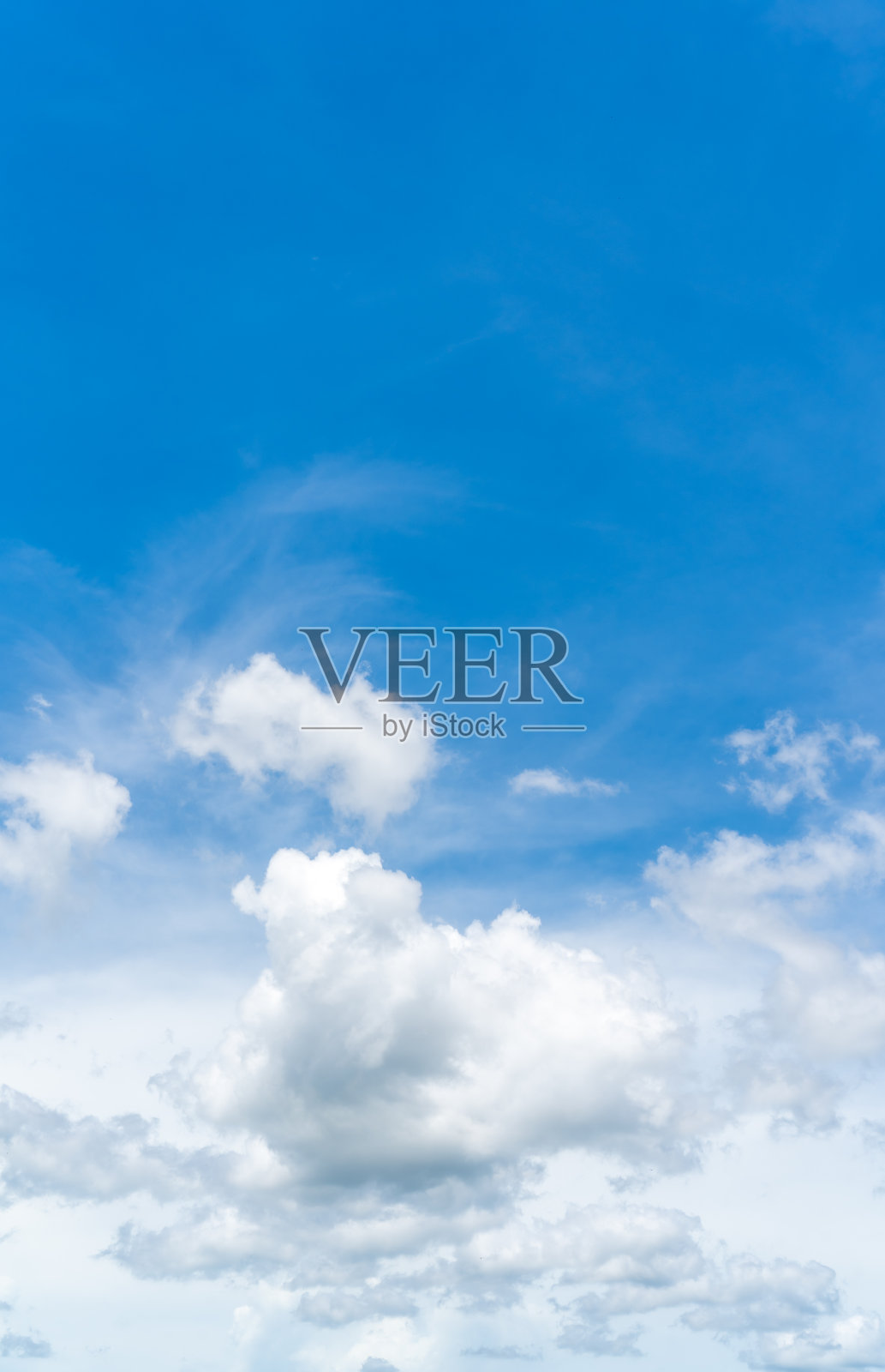 蓝色的天空背景与微小的云。阴森生动的青色景观在环境日地平线天际线看春风照片摄影图片