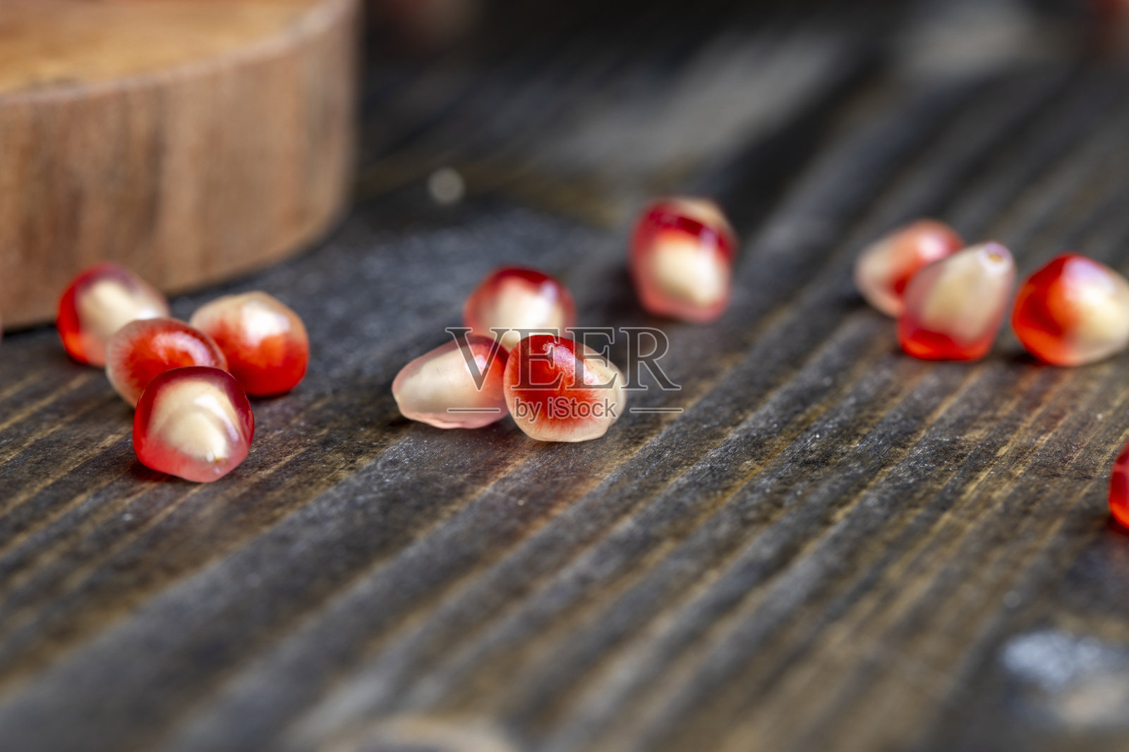 红石榴籽放在桌上和菜板上照片摄影图片