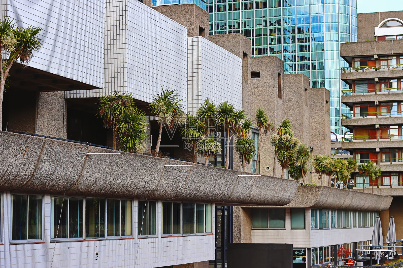 巴比肯中心，巴比肯地产，英国伦敦野兽派建筑风格的标志性表演艺术中心照片摄影图片