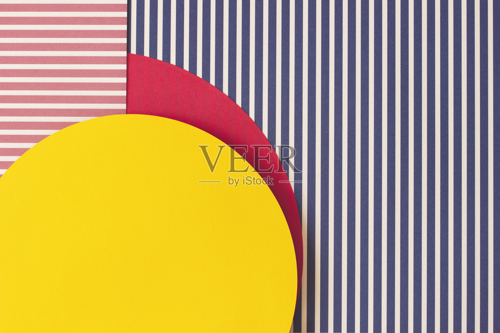 抽象潮流时尚彩纸纹理背景。黄色，红色，蓝色，白色。几何形状和条纹线。俯视图，平铺照片摄影图片