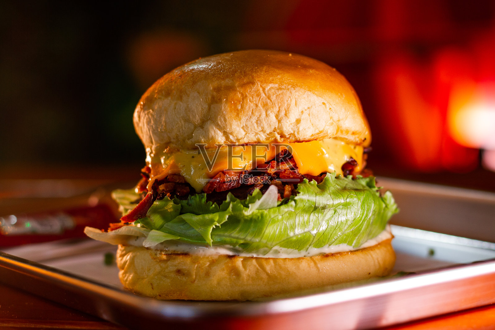 培根，切达干酪和沙拉汉堡:简单美味!照片摄影图片