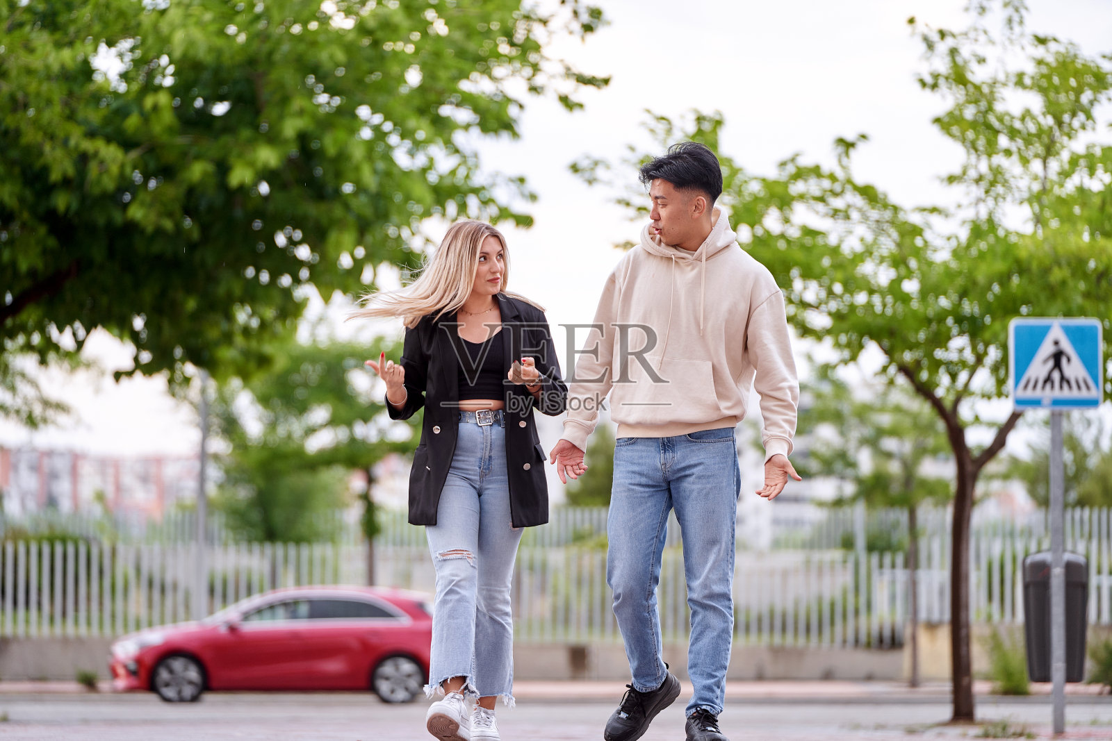 一男一女在户外散步时交谈。照片摄影图片