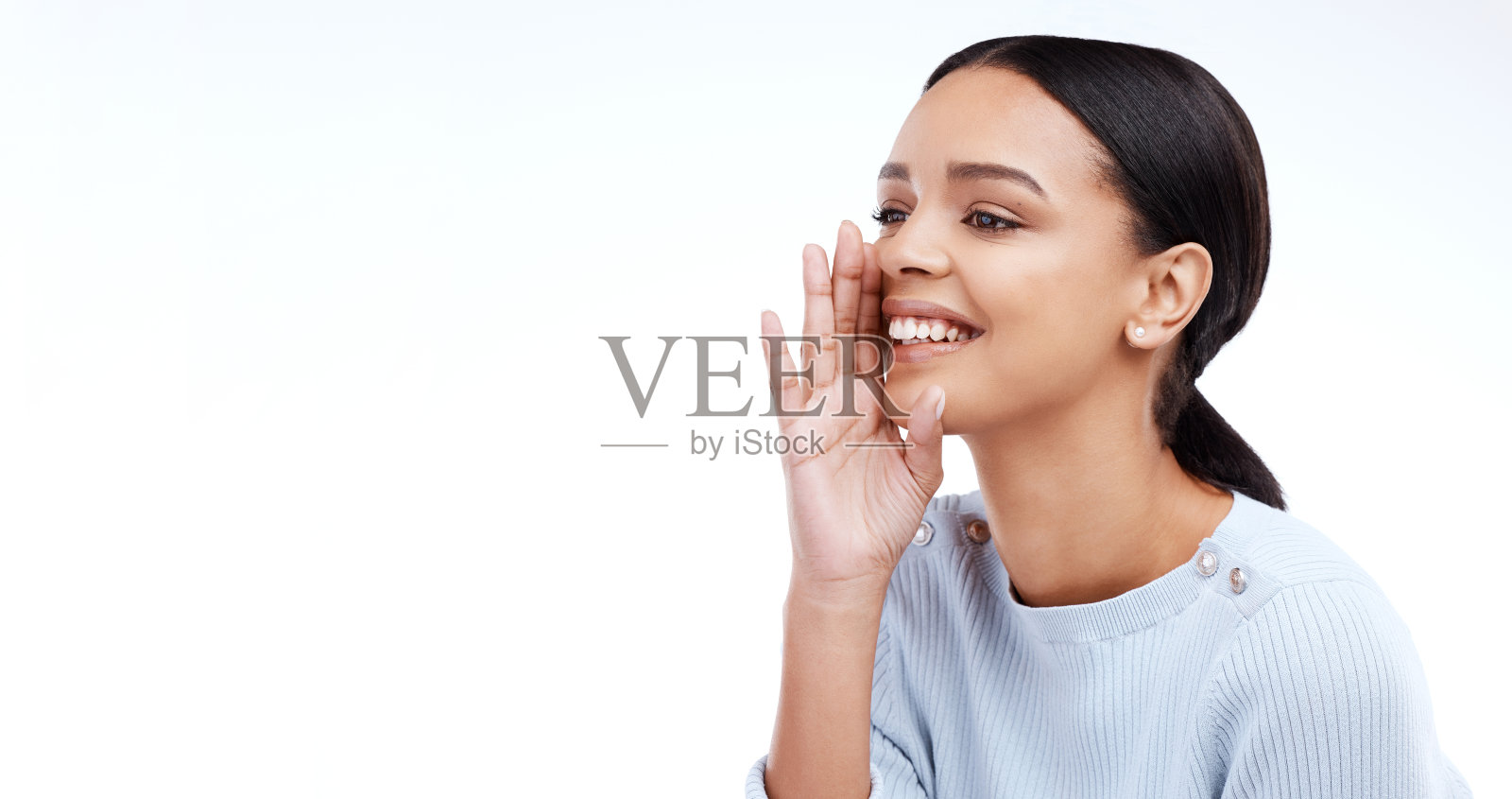 快乐，女人和手在工作室耳语，秘密或八卦在孤立的白色背景。谣言，新闻和女孩的手表情符号隐私，窃窃私语和沉默，神秘和模拟分享照片摄影图片