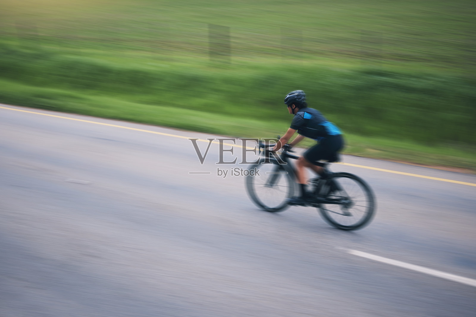 训练、铁人三项和运动动力农村户外自行车上的人、自行车和速度与运动模糊。运动员，自行车和马拉松比赛的健身，能量和性能的模拟道路照片摄影图片