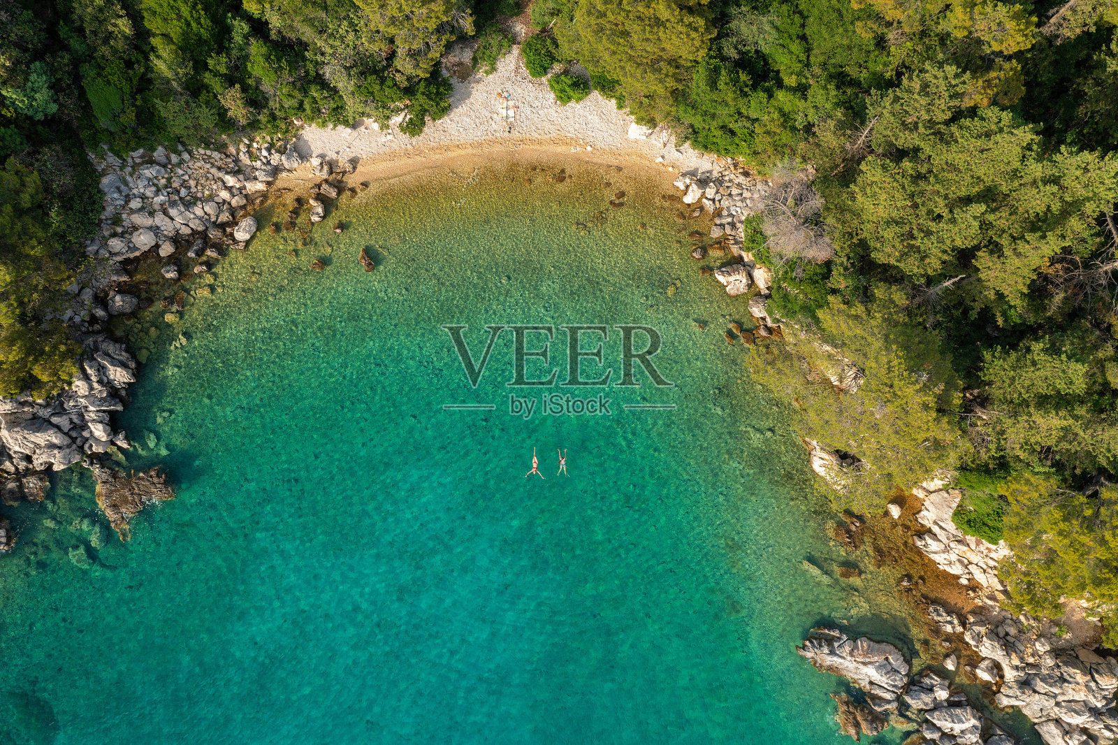 鸟瞰克罗地亚亚得里亚海拉布岛的岩石和森林海岸照片摄影图片