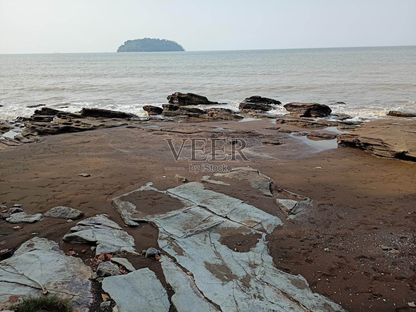 美丽的葡萄牙堡海滩旅游区在Jepara，中爪哇，印度尼西亚，那里有一个美丽的海滩和美丽的珊瑚照片摄影图片