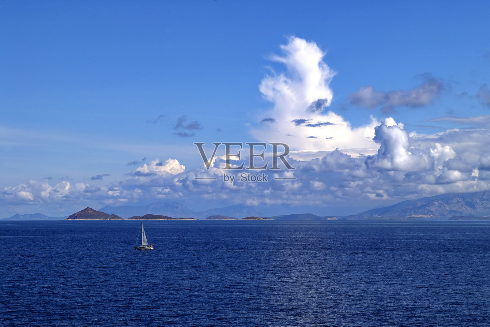 从渡船上可以看到大海和希腊海岸照片摄影图片