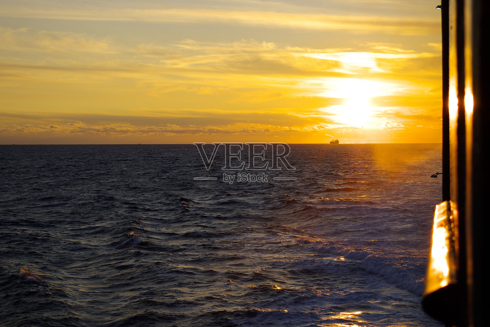 从渡船上可以看到大海和希腊海岸照片摄影图片