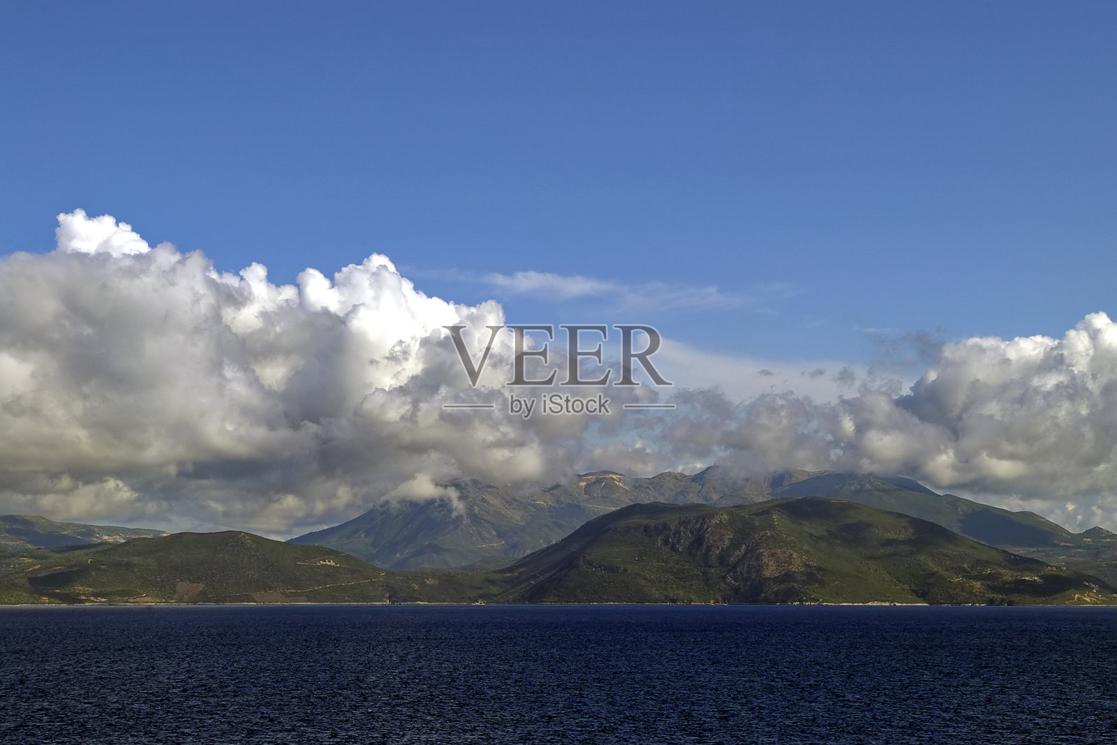 从渡船上可以看到大海和希腊海岸照片摄影图片