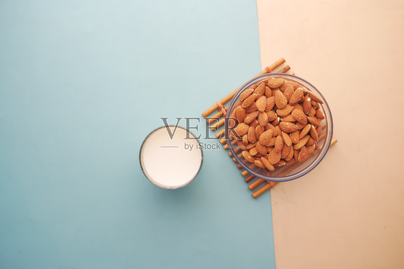 杏仁和牛奶在桌子上照片摄影图片